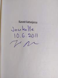 Kasvot katuojassa (signeerattu)