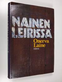 Nainen leirissä