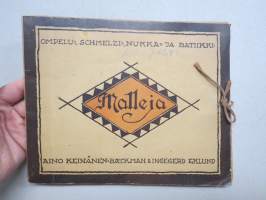 Ompelu-, schmelzi-, nukka- ja batiikkimalleja (Mönster för sömnad, Schmeltz, flossa &amp; batik) -kansiossa malliarkkeja, kaikki näkyvät kuvissa