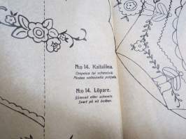 Ompelu-, schmelzi-, nukka- ja batiikkimalleja (Mönster för sömnad, Schmeltz, flossa &amp; batik) -kansiossa malliarkkeja, kaikki näkyvät kuvissa