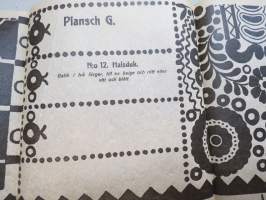 Ompelu-, schmelzi-, nukka- ja batiikkimalleja (Mönster för sömnad, Schmeltz, flossa &amp; batik) -kansiossa malliarkkeja, kaikki näkyvät kuvissa