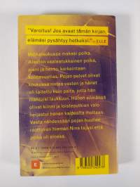 Poika matkalaukussa