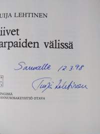 Siivet varpaiden välissä (signeerattu)