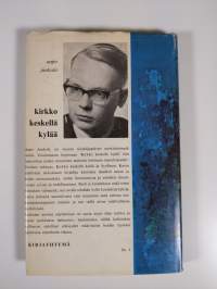 Kirkko keskellä kylää