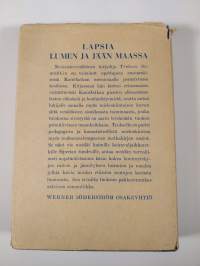 Lapsia lumen ja jään maassa