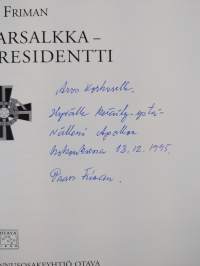 Sodan marsalkka - rauhan presidentti (signeerattu)
