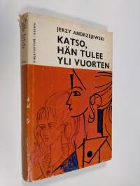 Katso, hän tulee yli vuorten