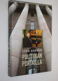 Politiikan portailla