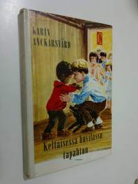 Keltaisessa huvilassa tapahtuu : nuorisoromaani