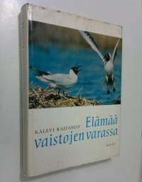 Elämää vaistojen varassa : lintujen psykologiaa lähikuvina