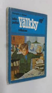 Salapoliisi Välkky ratkaisee