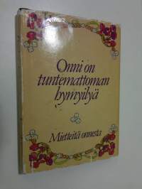 Onni on tuntemattoman hymyilyä : mietteitä onnesta