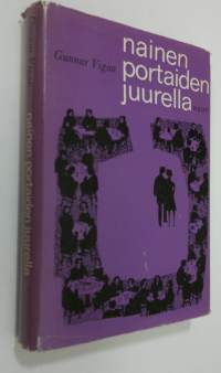 Nainen portaiden juurella