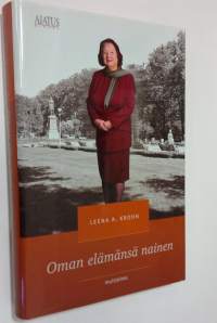 Oman elämänsä nainen : muistelma