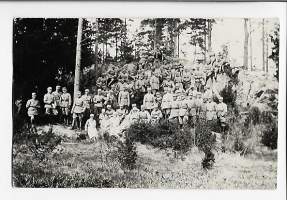 Sotilaita ja lottia maastossa-valokuva sotilasvalokuva 9x13 cm
