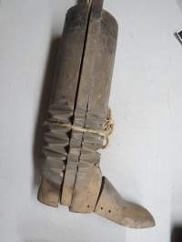 Saappaanvarsimuotti / lesti -suutarin käytössä ollut, saapasvarret poimutetut eli &quot;jatsari-malli&quot;, varsinahkojen muokkausta varten