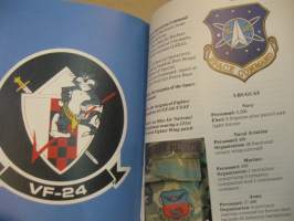 Military Insignia (Wordsworth Colour Handbooks)
