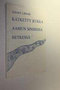 Kätketty kukka aamun sinisessä hetkessä