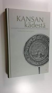 Kansan kädestä : sivistyneistö ja kansakoululaiset Suomen Kulttuurirahastoa perustamassa