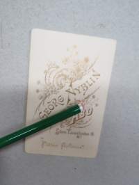 V. Vallu, Atelier Georg Nyblin, Turku -visiittikorttivalokuva / visit card photo / cdv