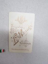 Pikkuviiksi, Nystad (Uusikaupunki), Atelier L. Hellén -visiittikorttivalokuva / visit card photo / cdv