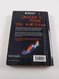 Yön suojissa