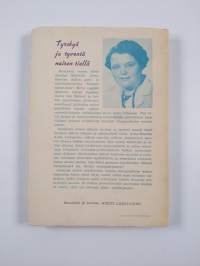 Tyrskyä ja tyventä naisen tiellä (signeerattu, tekijän omiste)