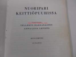 Nuoripari keittiöpuuhissa