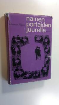 Nainen portaiden juurella