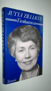 Tienhaarassa (signeerattu)