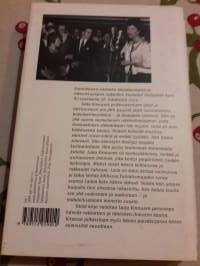 Valoa Ikkunassa - LAILA KINNUNEN / Reijo Ikävalko.  P.2001.Suomalaiset ihailema ja rakastama valovoimaninen ja monipuolinen tahti. Valokuvia.