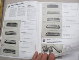 Hohner Harmonicas &amp; Melodicas -catalog / catalogue, soitinten - huuliharppu / melodica / tarvikkeet - luettelo