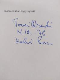 Kansanvallan kysymyksiä (signeerattu, tekijän omiste)
