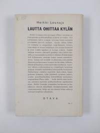 Lautta ohittaa kylän