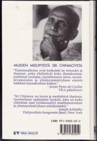 Kauneimpia kukkais-liekkejä, 1990. Kirja sisältää 270 runoa intialaisen runoilijan ja kirjailijan Sri Chinmoyn tuotannosta.