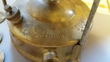 Vanha messinkinen  petrolikeitin kahvipannun kanssa. (Keräily, koriste-esine)