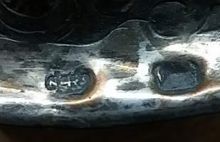 Silvered cup and cover. Hopeoitu metallinen palkintopokaali, 19 vuosisata. (Antiikkia, keräilyesine)