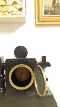 Marmorinen pöytäkello ja kaksi kynttilänjalkaa. (Antiikki)