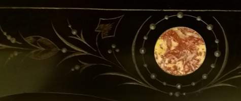 Marmorinen pöytäkello ja kaksi kynttilänjalkaa. (Antiikki)