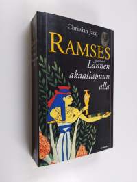 Ramses Lännen akaasiapuun alla