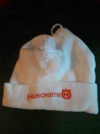 Valkoinen käyttämätön mainospipo.  Logo Husgvarna. Käyttöön  tai logo keräilyyn
