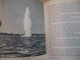 Raskaan sarjan laivueet - Pommittajien sotaa, 1956. Kuvaus suomalaisten lentäjien ja miehistöjen kohtaloista Junkers 88, Dornier ja Bristol Blenheim -koneissa