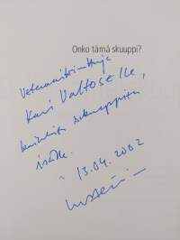 Onko tämä skuuppi : politiikan toimittajan työtä 1950-luvulta nykypäivään (signeerattu, tekijän omiste)