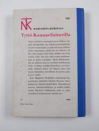 Tyttö Kuunarilaiturilla