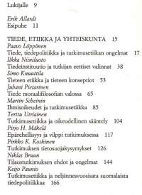 Tiede ja etiikka, 1991. 1.p. Eri kirjoittajien pohdintoja tutkimuseettisistä ongelmista suomalaisissa tiedeyhteisöissä. Katso kirjoittajat kuvista.