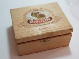Riitmeester Junior  - sikarilaatikko puuta , koko 13x11x6 cm