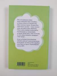 Anna ja Elvis mummolassa