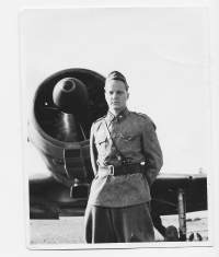 SA lentäjä vänrikki ja kone  - valokuva 11x9 cm 1940-luku