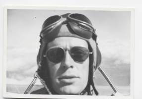 SA lentäjä pilvissä - valokuva 10x8 cm 1940-luku
