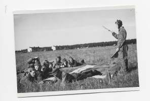 SA lentäjät tauolla - valokuva 9x6cm 1948